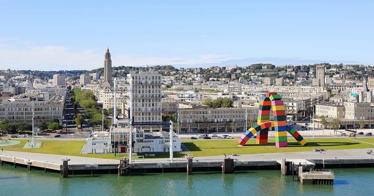 Le port du Havre et le clocher de l'église Saint-Joseph